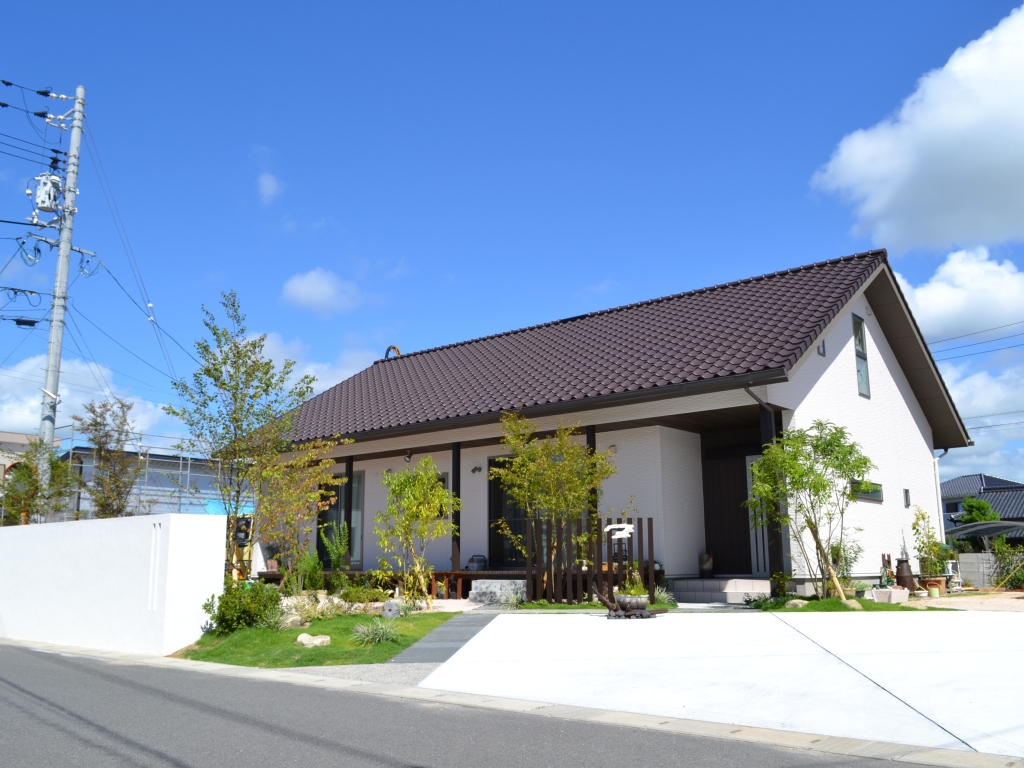 木の香りに癒されるシンプルナチュラルテイストの平屋 三栄建設有限会社