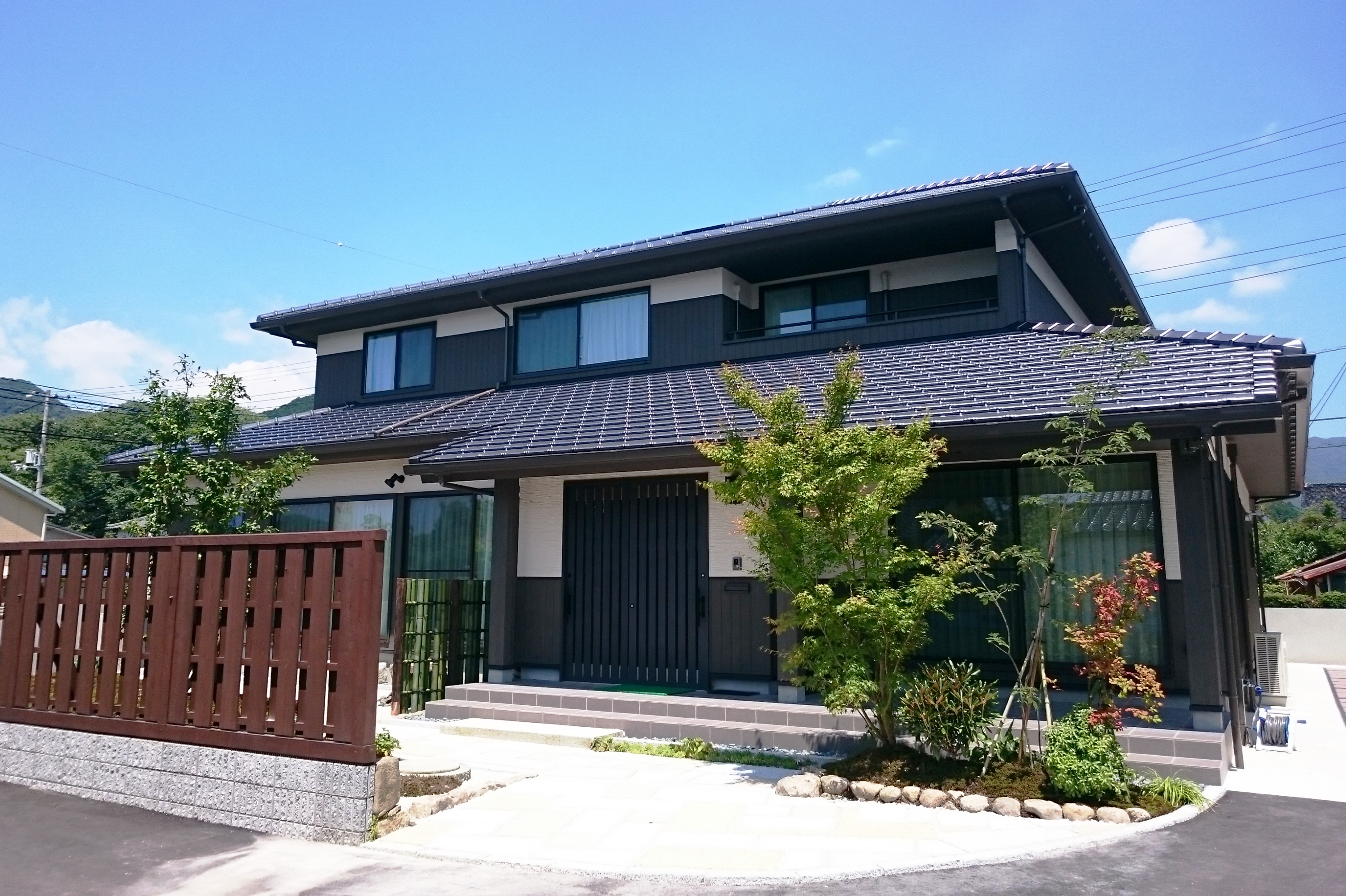 寄せ棟屋根が美しい和ﾓﾀﾞﾝの家 三栄建設有限会社